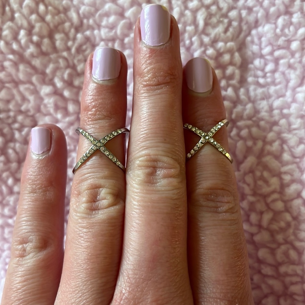 Bundle of two criss cross knuckle rings